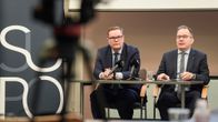 Suojelupoliisin päällikkö Antti Pelttari ja apulaispäällikkö Seppo Ruotsalainen Supon tiedotustilaisuudessa.