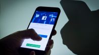 Facebook applikaatio auki puhelimessa.