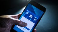 Facebook applikaatio auki puhelimessa.