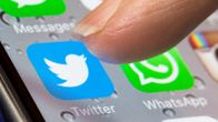 twitter logo ja sormi