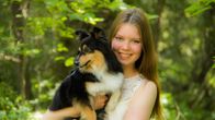 Susanna Sipola ja hänen koiransa Minni.