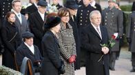 Rouva Tellervo Koivisto, tytär Assi Koivisto-Allonen ja puoliso Heikki Allonen presidentti Mauno Koiviston hautamuistomerkin paljastustilaisuudessa Hietaniemen hautausmaalla Helsingissä 25. marraskuuta.