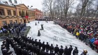 Kansa kuuntelee, kun Turun kaupungin protokollapäällikkö Mika Akkanen julistaa joulurauhan Turussa jouluaattona.