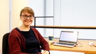 Heli Siirilä istuu työpöytänsä ääressä.