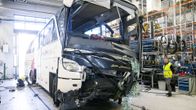 Onnettomuustutkintakeskuksen tutkijat työskentelevät bussivarikolla.