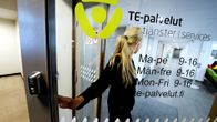 Henkilö menossa työvoimatoimistoon