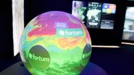 Fortumin interaktiivinen maapallo yhtiön showroom-tiloissa osavuosikatsauksen tiedotustilaisuudessa Fortumin pääkonttorilla Espoossa.