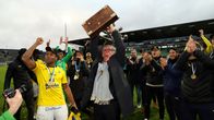 Luis Carlos Murillo, Ari Lahti ja muu KuPS-väki juhlivat mestaruuspokaali kädessään jalkapallostadionilla Turussa.