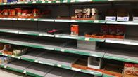 Kuvassa on tyhjähköjä kuiva-ainehyllyjä.