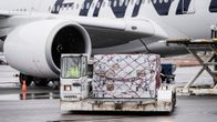 Finnairin kone toi Kiinasta tilattuja suojavarusteita Helsinki-Vantaan lentoasemalle 15. huhtikuuta.