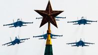 Sotilaskoneita Kremlin yllä Voitonpäivän paraatin harjoituksissa.