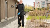 Kurt Lindberg tekee keikkatöinä pihatöitä ja siivousta sekä pystyttää ja purkaa messukoppeja.