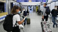 Matkustajia Helsinki-Vantaan lentokentällä 18. syyskuuta 2020.