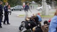 Kuvassa poliisi kaasuttaa mielenosoittajia Helsingissä.