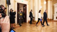 Presidentti Sauli Niinistö ja pääministeri Sanna Marin saapumassa tiedotustilaisuuteen.