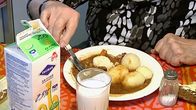 Vanhus syö ruokapalvelun toimittamaa ruoka-annosta.