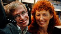 Stephen Hawking vaimonsa Elainen kanssa vuonna 2005