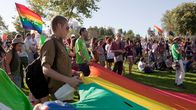 Ihmisiä pride-kulkueessa.