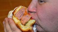 mies syö hotsia