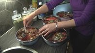 Koirien ruokakupeista löytyy nautaa, kanaa ja sikaa, sydäntä, vitamiineja, kalsiumia, merilevää ja öljyä.