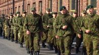 Uudenmaan prikaatin varusmiehet marssivat Dragsvikin kasarmilla.