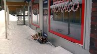 Kynttilöitä Pizzeria Monacon edessä Oulun Kaukovainiolla