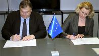 Kreikan valtiovarainministeri Evangelos Venizelos ja Suomen valtiovarainministeri Jutta Urpilainen allekirjoittavat maiden välisen vakuussopimuksen.