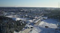 Lahti suurmäen päältä kuvattuna. Radiomastot oikessa laidassa. 