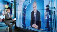 Heikki Ali-Hokka haastattelee Olli Rehniä A-studiossa.