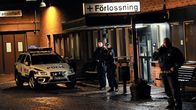 Poliisit vartioivat Karoliinisen sairaalan synnytysosaston ovea aikaisin aamulla.