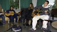Koululaisia musiikin tunnilla