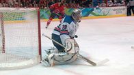 Ryan Miller torjuu.