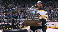 Tim Thomas Conn Smythe -pokaalin kanssa.