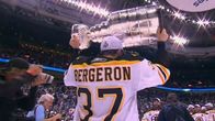 Patrice Bergeron Stanley Cupin kanssa.