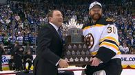 Gray Bettman ja Tim Thomas Conn Smythe -pokaalin kanssa.