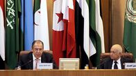 Arabiliiton pääsihteeri Nabil Alarabi kuuntelee Venäjän ulkoministerin Sergei Lavrovin puhetta liiton kokoukselle.