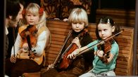 Viuluviikarit junassa maaliskuussa 1979. Opettaja Géza Szilvay, Linda Lampenius, Maiju Paukkunen ja Réka Szilvay.
