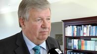 Professori Jarmo Leppiniemi haastateltavana