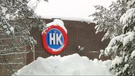 HK:n logo teurastamorakennuksen seinässä. 