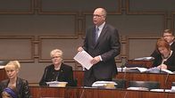 Eero Heinäluomaa puhuu eduskunnassa