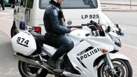 Moottoripyöräpoliisi lähikuvassa. 