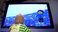 lapsi katsoo televisiota