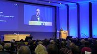 Harri Sailas puhumassa Finnairin yhtiökokouksessa Messukeskuksessa.