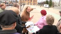 Kaavoituspäällikkö Juha-Pekka Vartianen esitellee toriparkkisuunnitelmia.