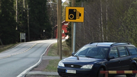 Poliisin tunnukseton siviiliauto mittaamassa nopeuksia maantiellä.