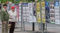 Kaksi ihmistä katsoo eurovaalimainoksia