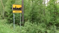 Vahdon taajamakyltti metsän reunassa.