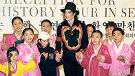 Michael Jackson korealaisen lapsikuoron kanssa Soulissa 1996.