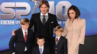 David Beckham, vaimo Victoria ja heidän kolme lasta. Kuvattu joulukuussa 2010 BBC:n Urheilugaalassa.