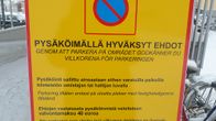 Lähikuva yksityisestä pysäköinninvalvonnasta kertovasta kyltistä